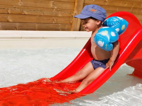 Toboggan aquatique pour enfant dans piscine chauffée en Dordogne