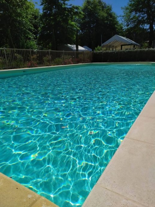 Piscine chauffée au Camping du Lac