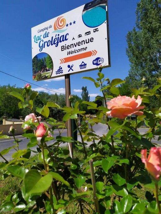 Panneau de direction du Camping du Lac