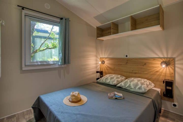 Grande chambre parentale dans mobil-home Bahia au Camping du Lac en Dordogne