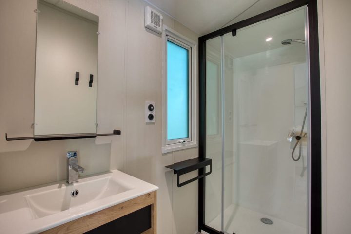 Salle de Bain avec grande douche dans mobilhome Bahia proche de Sarlat