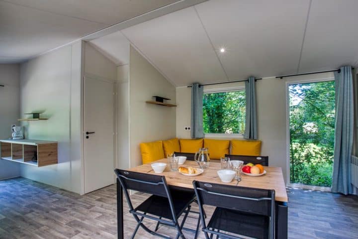 Grand Salon dans Mobil-Home Bahia en Camping Dordogne