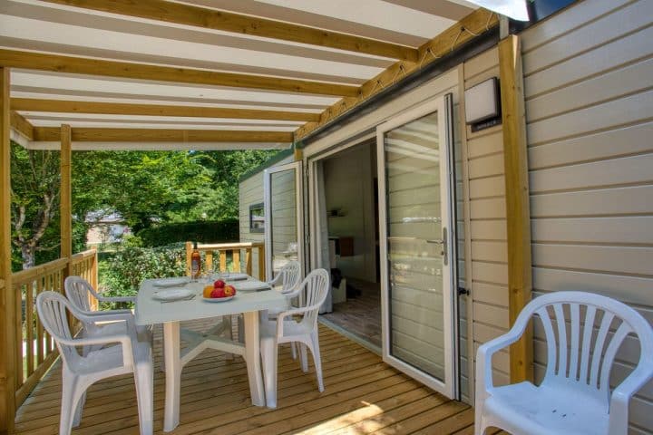 Grande terrasse pour le mobilhome Bahia en camping Dordogne