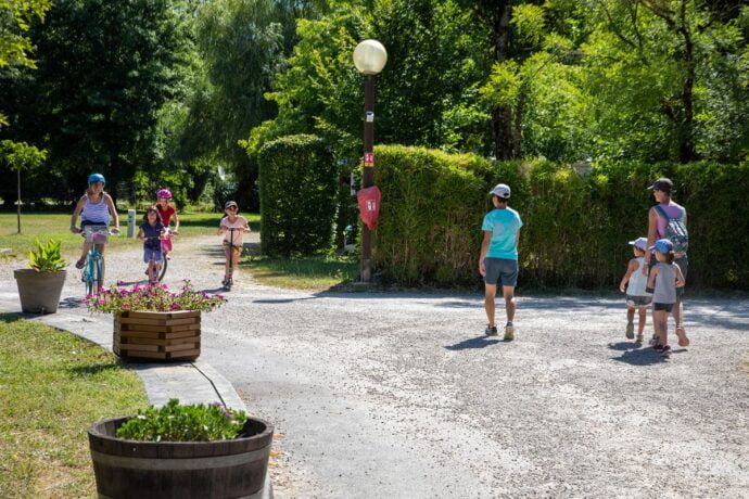 Personnes se promenant en toute sécurité dans camping dordogne