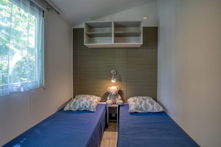 Photo de la chambre enfants du mobil-home Bermudes dans un camping avec piscine chauffée