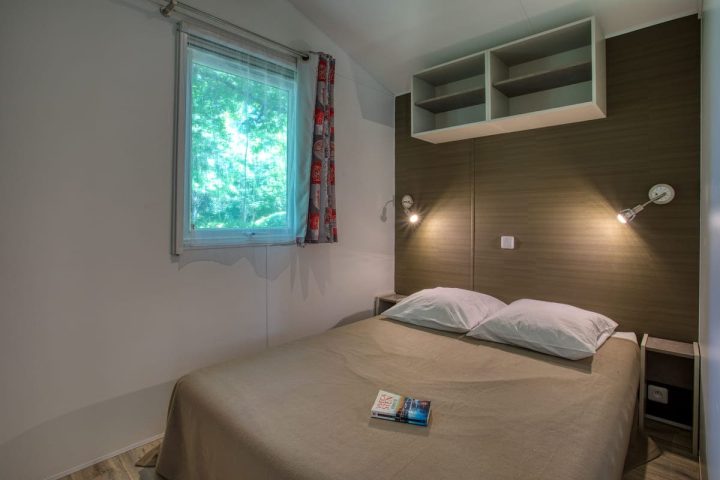 Photo de la chambre parents du mobilhome Bermudes dans un camping proche de Sarlat