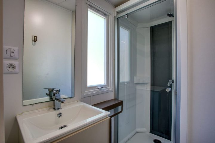 Photo de la salle de bain du mobil home Bermudes proche de Sarlat