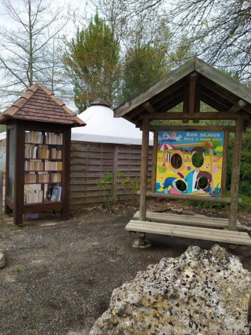 Boite à livres au camping du lac