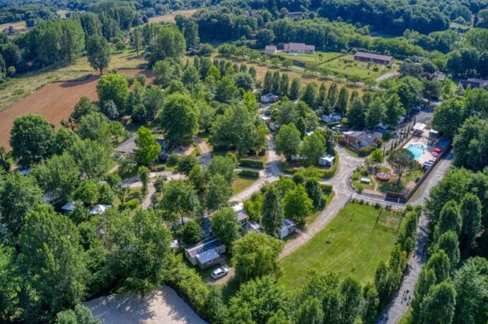 Le camping vue du haut avec ses mobil-homes pas chers