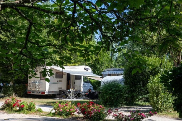Bel emplacement en pleine nature occupé par un camping car