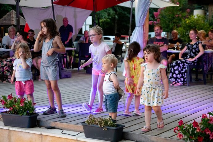 Petits enfants dansant lors d'un concert au camping