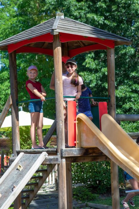 Filles s'amusant dans l'espace de jeux du camping dordogne