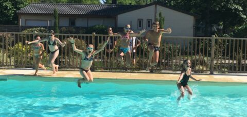 Amusement dans la piscine chauffée du camping en Dordogne