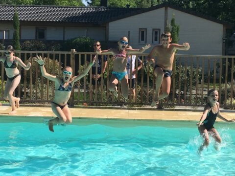 Amusement dans la piscine chauffée du camping en Dordogne