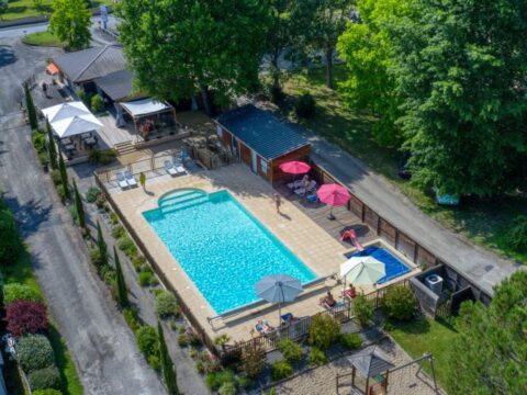 Vue du haut de l'espace aquatique du Camping du Lac de Grolejac