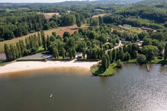 Vue de la plage et du camping du lac de grolejac par drone