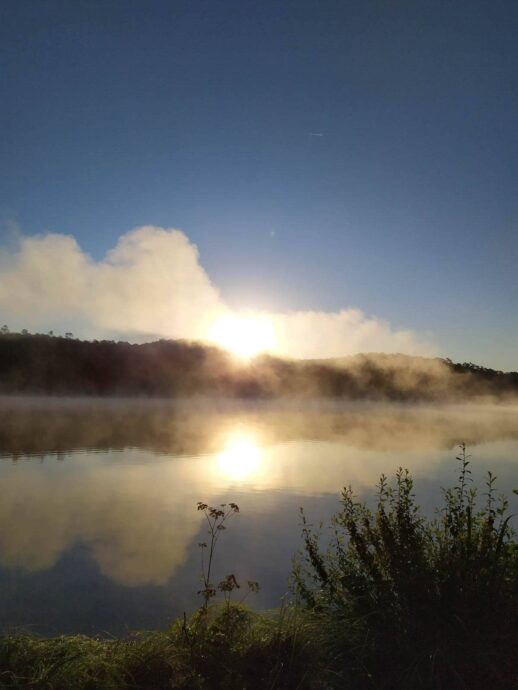 Lever de soleil sur le lac à proximité du camping