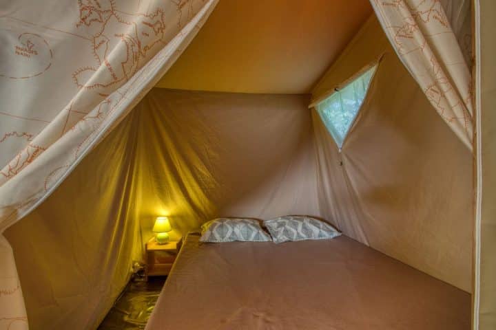 Chambre parentale dans Tente Insolite Lodge Canada en camping en bord de lac