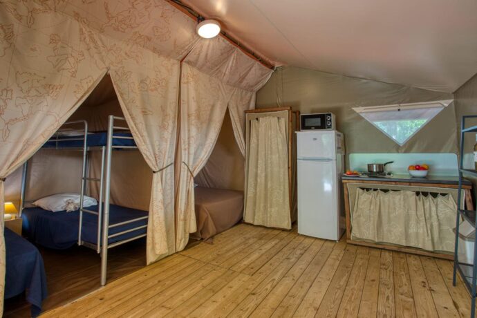 Photo des chambres et de la cuisine de la tente Lodge Canada en camping Sarlat