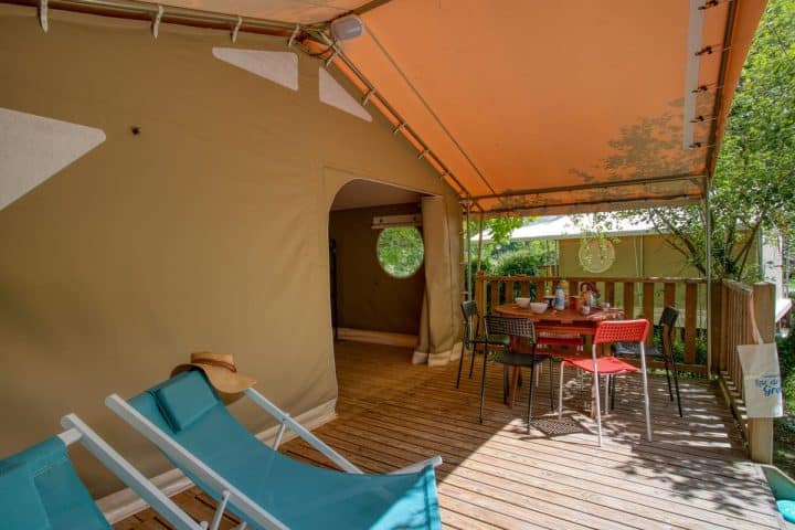 Coin repos sur la terrasse couverte du Lodge Canada dans Camping pas cher