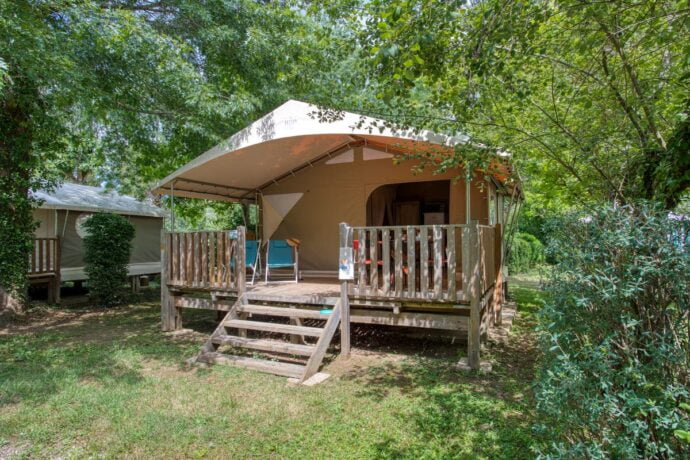 Vue Extérieure d'un lodge Canada dans Camping proche de Sarlat