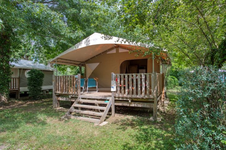 Vue Extérieure d'un lodge Canada dans Camping proche de Sarlat
