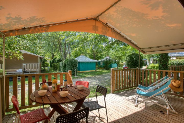 Belle Terrasse du lodge Canada en Camping Dordogne