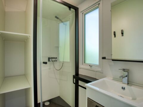 Photo de la douche du mobil-home dans camping dordogne