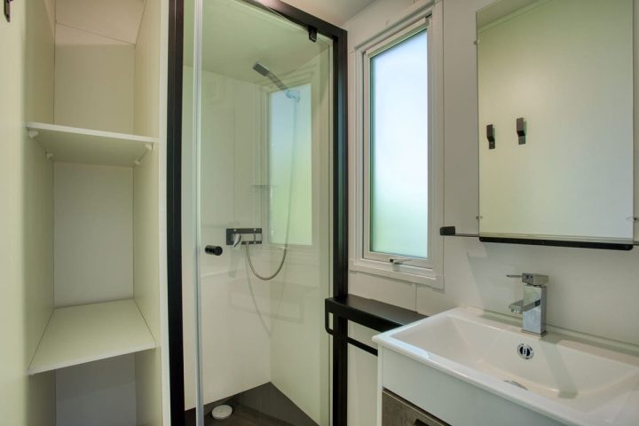Photo de la douche du mobil-home dans camping dordogne