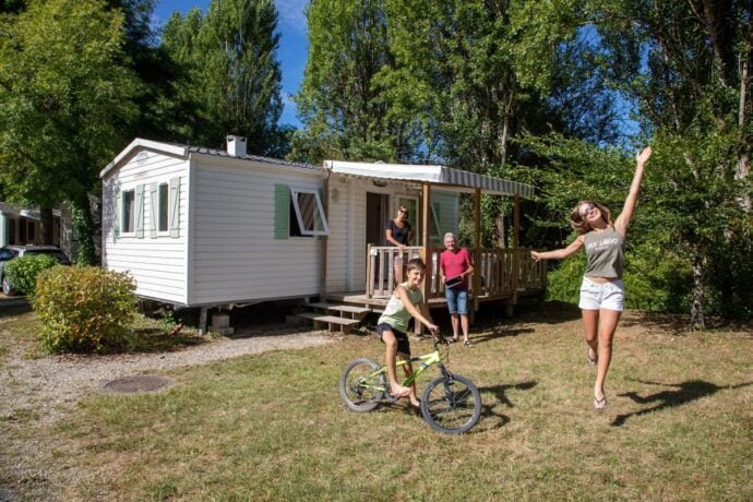 Famille heureuse dans son mobil-home pas cher au Camping en Dordogne