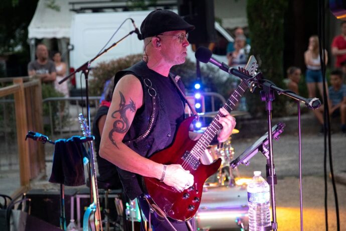 Musicien en plein concert lors des repas concert du Camping