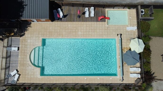 Belle piscine et pataugeoire au camping du lac en dordogne