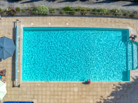 Vue du grand bassin de la piscine du Camping du Lac