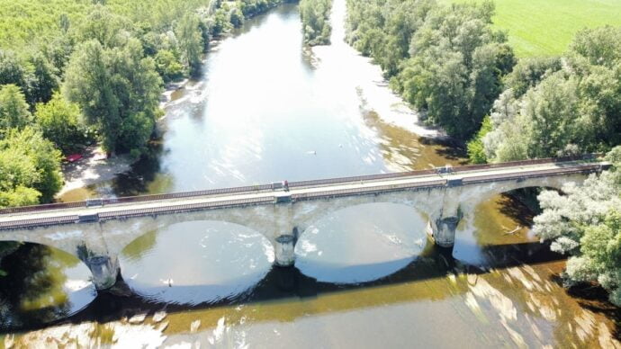 Vue par drone du pont de la piste cyclable à Grolejac