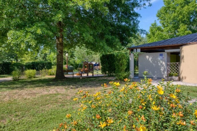 Belle nature aux abords des sanitaires du camping