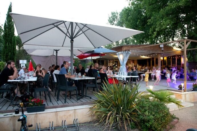 Repas festif autour d'un concert de rock au Camping du Lac