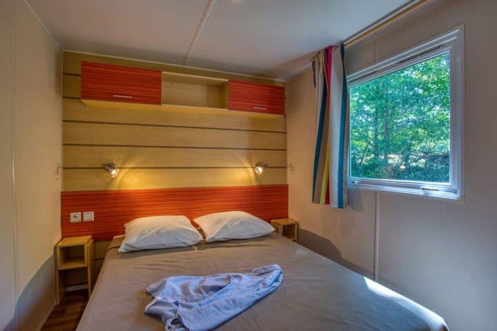 Photo de la chambre parentale avec accès salle de bain dans mobil-home Super Mercure