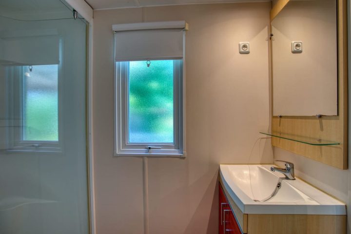 Photo du lavabo de la salle de bain du mobil-home Super Mercure proche de Sarlat