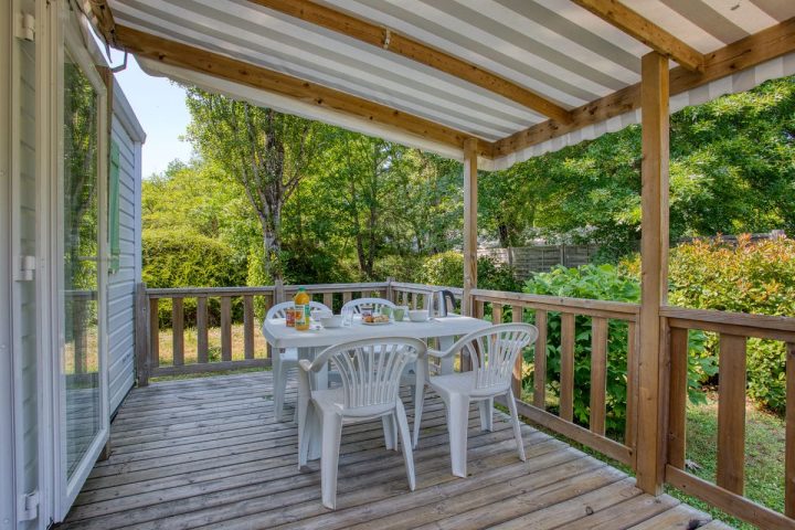 Photo de l'espace pour manger sur la terrasse dans le mobil-home Super Mercure