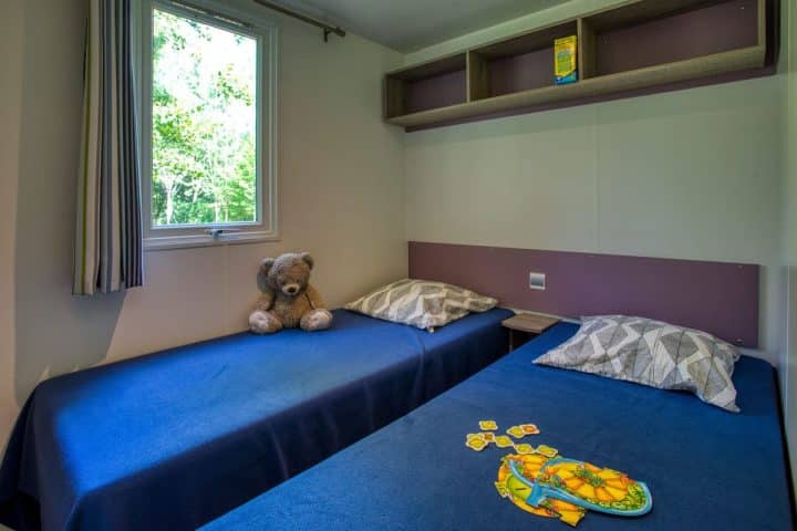 Photo de la chambre enfant dans camping avec piscine