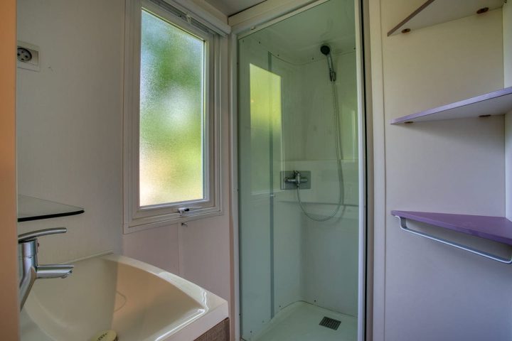 Photo de la salle de bain du mobilhome Super Vénus proche de Sarlat