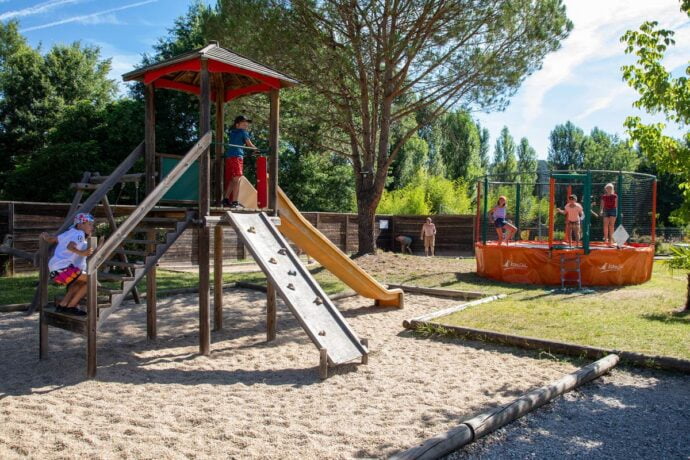 Aire de jeux pour enfants au Camping du lac en Dordogne