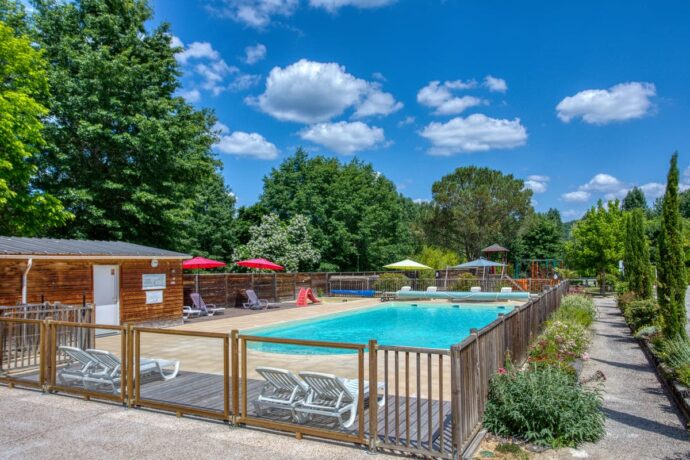 Espace aquatique sécurisé avec barrière transparente