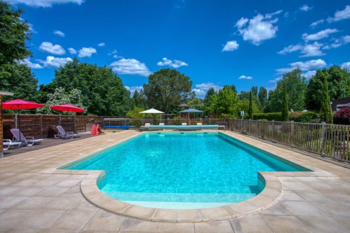 Espace aquatique au camping du lac en Dordogne