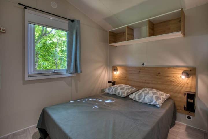 Chambre parentale dans camping dordogne en bord de lac