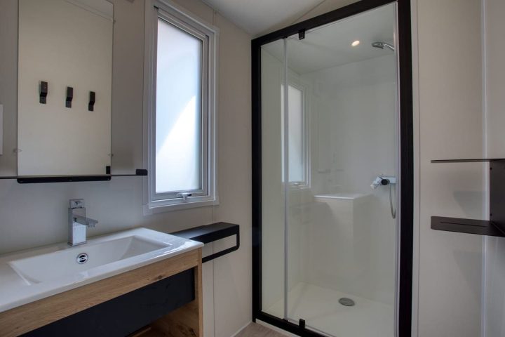 Grande salle de bain fonctionnelle pour des vacances en famille en dordogne