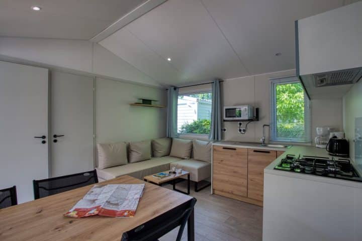 Espace à vivre dans mobil-home pour 6 personnes en dordogne