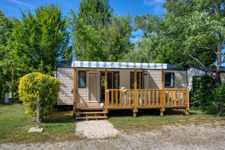Vue Extérieure du grand mobil-home 3 chambres au camping du lac en dordogne