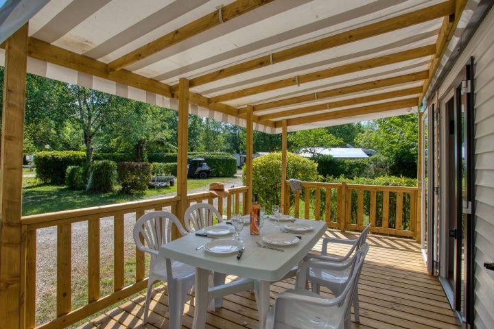 Belle terrasse semi couverte pour vos vacances en Dordogne