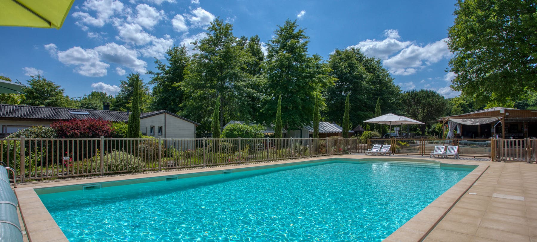 Piscine chauffée au Camping du Lac en Dordogne proche de Sarlat